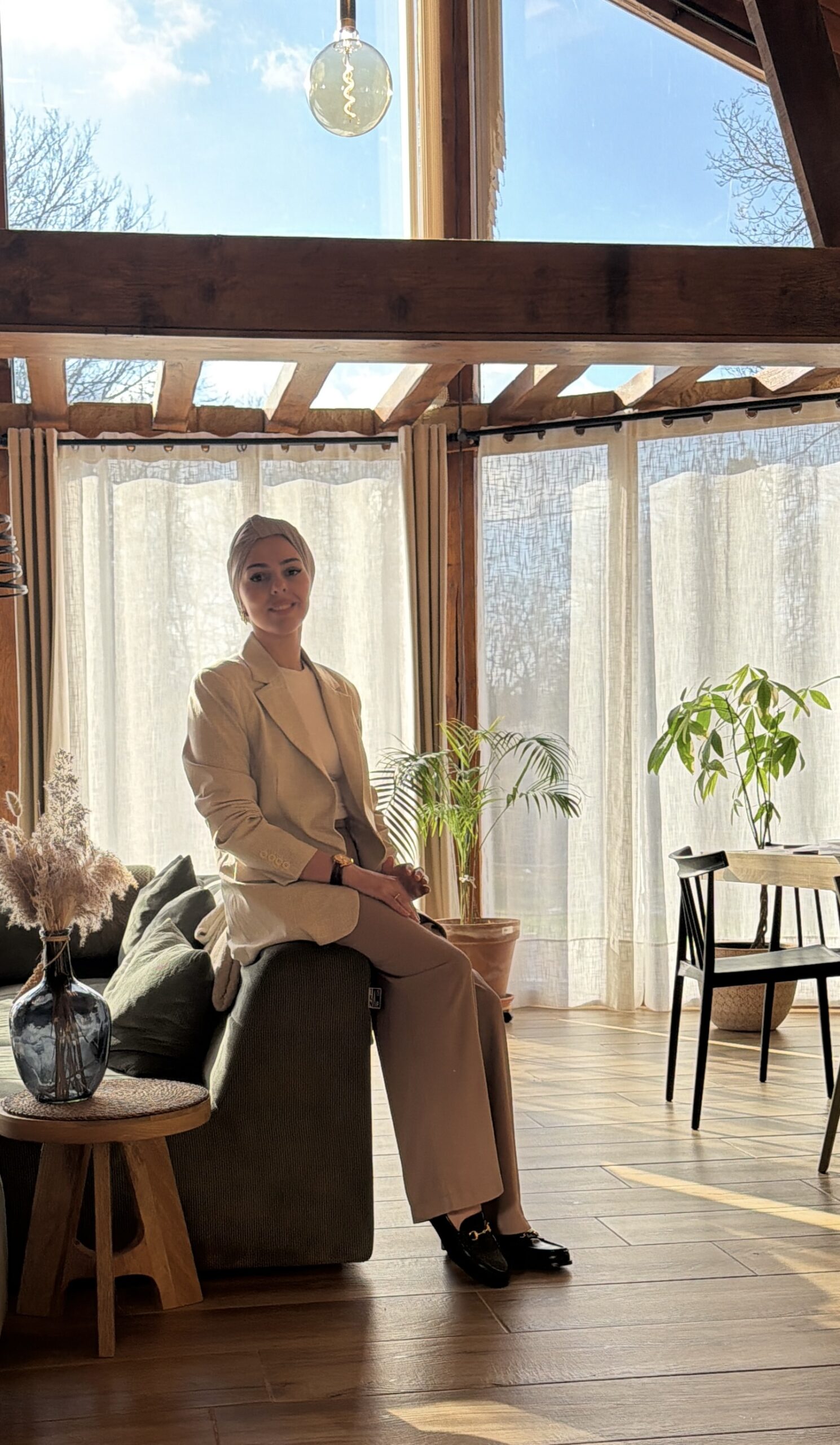 Nihed, fondatrice d'Oréa Concept, dans un intérieur California Farmhouse baigné de lumière naturelle