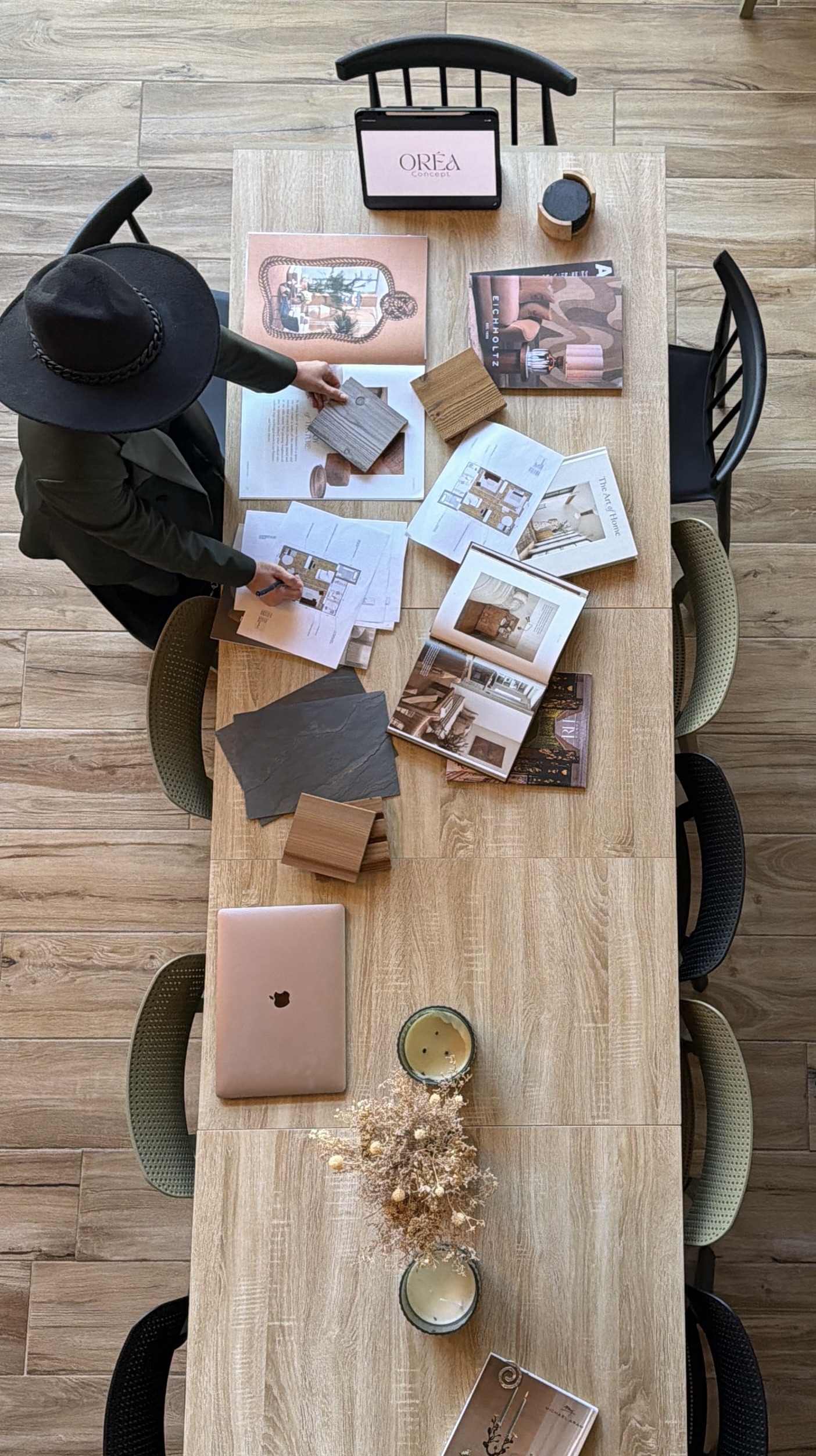 Table de travail Oréa Concept vue du dessus — échantillons de bois, planches d'inspiration, plans et matériaux de projet